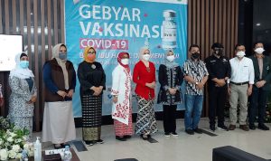 Ketua TP PKK Provinsi Jawa Barat, Atalia Praratya Ridwan Kamil foto bersama dengan Tim Medis RSUD Al-Ihsan, disela-sela Kegiatan Vaksinasi Massal Ibu hamil dan menyusui. (Yully S Yulianty/Jabar Ekspres)