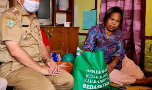 Camat Cicalengka, Entang Kurnia (kiri) saat berikan bantuan kepada Fatimah, 60 (kanan) di Dusun Cicadas, Desa Tanjungwangi, Kecamatan Cicalengka, Kabupaten Bandung, beberapa waktu lalu.