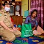 Camat Cicalengka, Entang Kurnia (kiri) saat berikan bantuan kepada Fatimah, 60 (kanan) di Dusun Cicadas, Desa Tanjungwangi, Kecamatan Cicalengka, Kabupaten Bandung, beberapa waktu lalu.