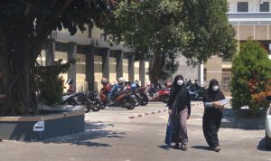 Dua orang siswa SMA Negeri 1 Cicalengka tengah berjalan menuju gerbang keluar, Kamis (26/8). (Yanuar Baswata/Jabar Ekspres)