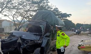 Kepala Unit Lalu Lintas (Kanit Lantas) Polsek Cicalengka, AKP Mochammad Abdullah saat memeriksa kendaraan yang mengalami kecelakaan. (Istimewa)