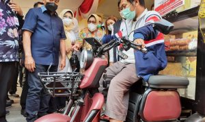Mensos dan jajaran menyaksikan dan memberikan arahan kepada para pelaku kewirausahaan sosial dan bertemu langsung dengan penerima manfaat Program Kewirausahaan Sosial (Prokus).