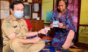 Camat Cicalengka, Entang Kurnia (kiri) saat berikan bantuan kepada Fatimah, 60 (kanan).