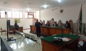 Sidang Perdana Ade Barkah dan Siti Aisyah Didakwa Terima ‘Fee’ dari Carsa Agar Dapat Proyek Banprov Persidangan kasus Korupsi Ade Barkah dan Siti Aisyah, di PN Bandung, Senin (30/8). Foto: Sandi Nugraha