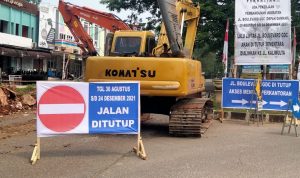 Rambu jalan mulai di pasang di lokasi perbaikan jembatan Jalan Boulevard, GDC (Haris Samsuddin/Jabar Ekspres)
