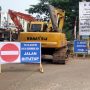 Rambu jalan mulai di pasang di lokasi perbaikan jembatan Jalan Boulevard, GDC (Haris Samsuddin/Jabar Ekspres)