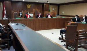 Majelis hakim pengadilan Tindak Pidana Korupsi (Tipikor) Jakarta membebaskan pemilik PT Borneo Lumbung Energi dan Metal Tbk (BLEM) Samin Tan dari semua dakwaan di pengadilan Tipikor Jakarta (30/8)
