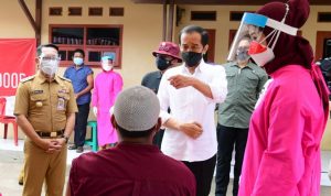Ridwan Kamil Dampingi Presiden Vaksinasi Door to Door