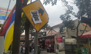VANDALISME: Salah satu fasilitas publik, rambu lalu lintas, menjadi sasaran aksi vandalisme selembaran 'Dipaksa Sehat di Negara yang Sakit'.