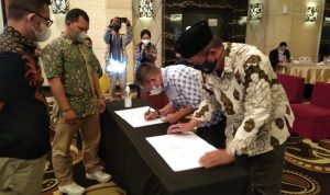 Kembangkan Potensi Ekonomi, Desa Citaman Bandung Gencarkan Hal Ini Kepala Desa Citaman, Yayan Heryana (kanan) saat penanda tanganan kerjasama percepatan pembangunan pariwisata dengan Dinas Pariwisata Kabupaten Bandung, beberapa waktu lalu.