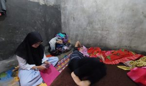 Ibu di Bandung Barat Tak Bisa Tidur Sejak 2014, Kok Bisa? Cucu, warga Cikalongwetan, KBB, yang mengaku tak bisa tidur selama 7 tahun. (Foto: Whisnu Pradana)