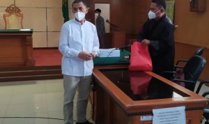 Wali Kota Non Aktif Cimahi Dituntut 7 Tahun Penjara dan Denda Rp 7 M Wali Kota Cimahi nonaktif Ajay M. Priyatna usai menjalani sidang tuntutan di Pengadilan Negeri (PN) Bandung, Kota Bandung, Jawa Barat, Kamis (12/8). (Bagus Ahmad Rizaldi/Antara)