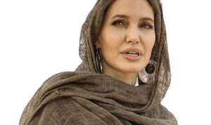 Tunjukkan Kepedulian, Angelina Jolie Bagikan Surat Gadis Afghanistan di Media Sosialnya DUTA KHUSUS: Angelina Jolie sebagai duta khusus UNHCR saat mengunjungi Kamp Goudebou, Burkina Faso, yang menampung 11 ribu pengungsi Mali (20/6). (OLYMPIA DE MAISMONT/AFP)