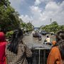 Warga menumpang mobil bak saat melintasi banjir rob di kawasan Pelabuhan Perikanan Muara Baru, Jakarta, Jumat (28/5/2021). ANTARA FOTO/Dhemas Reviyanto/foc.