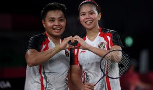 Ganda Putri Indonesia Greysia Pollii/Apriyani Rahayu melakukan "selebrasi cinta" seusai mengalahkan ganda putri Jepang Yuki Fukushima/Sayaka Hirota dalam penyisihan Grup A Olimpiade Tokyo 2020 di Musashino Forest Sport Plaza, Tokyo, Jepang, Selasa (27/7/2021). ANTARA FOTO/Sigid Kurniawan/wsj.