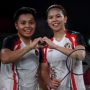 Ganda Putri Indonesia Greysia Pollii/Apriyani Rahayu melakukan "selebrasi cinta" seusai mengalahkan ganda putri Jepang Yuki Fukushima/Sayaka Hirota dalam penyisihan Grup A Olimpiade Tokyo 2020 di Musashino Forest Sport Plaza, Tokyo, Jepang, Selasa (27/7/2021). ANTARA FOTO/Sigid Kurniawan/wsj.