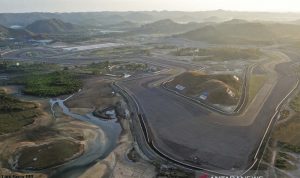 Foto udara tikungan ke-10 lintasan Mandalika International Street Circuit saat matahari terbit di Kawasan Ekonomi Khusus (KEK) Mandalika, Pujut, Praya, Lombok Tengah, NTB, ANTARA FOTO/Ahmad Subaidi/aww.