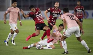Pesepak bola Bali United Rizky Pellu (kedua kiri) berebut bola dengan pesepak bola Persik Kediri Risna Ranggalelana (tengah, bawah) dalam laga pembuka Liga 1 2021-2022 di Stadion Utama Gelora Bung Karno (SUGBK), Senayan, Jakarta, Jumat (27/8/2021). ANTARA FOTO/Aditya Pradana Putra/rwa. (ADITYA PRADANA PUTRA/ADITYA PRADANA PUTRA)