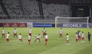 Pesepak bola tim Persik Kediri mengikuti sesi latihan di Stadion Utama Gelora Bung Karno, Senayan, Jakarta, Kamis (26/8/2021). Latihan tersebut dilakukan jelang laga pembuka BRI Liga 1 2021-2022 pada Jumat (27/8) antara Bali United melawan Persik Kediri di lokasi tersebut. ANTARA FOTO/Dhemas Reviyanto/wsj.