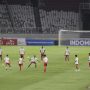 Pesepak bola tim Persik Kediri mengikuti sesi latihan di Stadion Utama Gelora Bung Karno, Senayan, Jakarta, Kamis (26/8/2021). Latihan tersebut dilakukan jelang laga pembuka BRI Liga 1 2021-2022 pada Jumat (27/8) antara Bali United melawan Persik Kediri di lokasi tersebut. ANTARA FOTO/Dhemas Reviyanto/wsj.