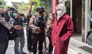 Bupati Probolinggo Puput Tantriana Sari (kedua kanan) keluar dari ruang Ditreskrimsus Polda Jatim, Surabaya, Jawa Timur, Senin (30/8/2021). Penyidik Komisi Pemberantasan Korupsi (KPK) melakukan Operasi Tangkap Tangan terhadap Bupati Probolinggo dengan suaminya serta delapan orang kepala daerah. ANTARA FOTO/Indra ZA/Um/foc.