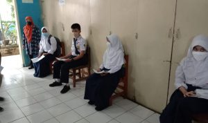 Gebyar Vaksinasi, Pelajar Jadi Prioritas Demi Lancarkan Pelaksanaan PTM Para siswa menunggu antrian untuk menerima dosis vaksin tahap pertama, Sabtu (7/8)(Intan Aida/Jabar Ekspres)