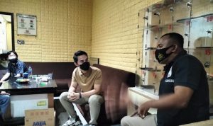 artis peran bernama Fahri Azmi diduga terkena korban penipuan modus permintaan transfer senilai Rp75 juta oleh oknum berinisial AH