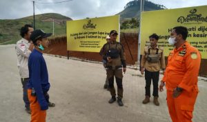 Gadis Asal Cicalengka Bandung Hilang Misterius, Kapolsek Akan Lakukan Pendalaman Dantim (Komandan Tim) Pencarian dari Basarnas Bandung, Manurung (kanan) bersama para relawan saat berkordinasi dalam proses pencarian korban hilang di tempat wisata Dreamland, Kecamatan Cicalengka, Kabupaten Bandung, Sabtu (14/8)