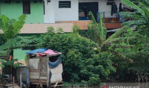 Pemkab Bekasi Anggarkan Rp 23,7 Miliar untuk Bangun Jamban Bagi Warga Jamban tepi sungai yang biasa dikenal dengan istilah 'Helikopter' di bantaran Kalimalang, Kampung Tegal Danas, Kecamatan Cikarang Pusat, Kabupaten Bekasi, Jawa Barat. (ANTARA/Pradita Kurniawan Syah).