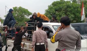 Belasan Bonek Dibubarkan Polisi di Stadion Wibawa Mukti Cikarang Bekasi Polisi mengangkut belasan Bonek dari area Stadion Wibawa Mukti Cikarang, Kabupaten Bekasi, Jawa Barat. (ANTARA/Pradita Kurniawan Syah).