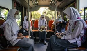70 Bus Dikerahkan untuk Layani Antar dan Jemput Pelajar di Jakarta Pelajar SMKN 15 Jakarta menaiki Bus Sekolah Gratis seusai mengikuti uji coba pembelajaran tatap muka di SMKN 15 Jakarta, Kebayoran Baru, Jakarta Selatan, Jumat (9/4/2021). ANTARA FOTO/Aprillio Akbar/aww.
