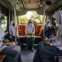 Pelajar SMKN 15 Jakarta menaiki Bus Sekolah Gratis seusai mengikuti uji coba pembelajaran tatap muka di SMKN 15 Jakarta, Kebayoran Baru, Jakarta Selatan, Jumat (9/4/2021). ANTARA FOTO/Aprillio Akbar/aww.