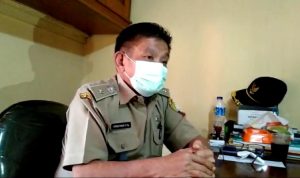 Kepala Desa Cihanjuang, Yuyus Yusuf di ruang kerjanya, beberapa waktu lalu. relokasi cihanjuang