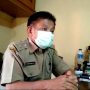 Kepala Desa Cihanjuang, Yuyus Yusuf di ruang kerjanya, beberapa waktu lalu. relokasi cihanjuang