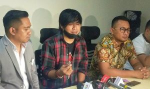 Engkan Herikan Gugat Tina Toon Soal Hak Cipta Lagunya Engkan Herikan (tengah) didampingi tim kuasa hukum saat menggelar jumpa pers terkait lagu ciptaannya, Bintang, disebut diciptakan pihak lain (Abdul Rahman/JawaPos.com)