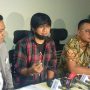 Engkan Herikan (tengah) didampingi tim kuasa hukum saat menggelar jumpa pers terkait lagu ciptaannya, Bintang, disebut diciptakan pihak lain (Abdul Rahman/JawaPos.com)