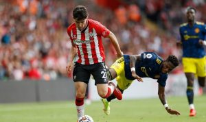 Full back Southampton Valentino Livramento (kiri) berduel dengan gelandang Manchester United Fred dalam lanjutan Liga Premier. Foto: (REUTERS)