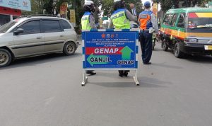 Uji coba penarapan sistem ganjil genap di Kota Cimahi, Selasa (24/8)(Intan Aida/Jabar Ekspres)