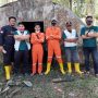 Perangkat Desa Cicalengka Wetan saat foto bersama usai bergotongroyong membersihkan sampah di perbatasan, Sabtu (14/8).