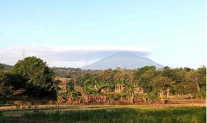 Puncak Gunung Ciremai terlihat dari Kabupaten Cirebon, Jawa Barat, Jumat (13/8/2021). (ANTARA/Khaerul Izan)