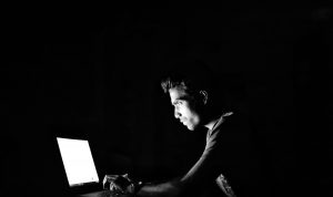 Ilustrasi pria sedang meretas data pribadi (Pixabay)