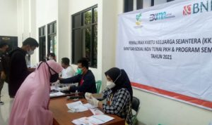 Ilustrasi penerima bantuan saat sedang mengurus penerimaan dana bantuan PKH