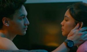 KETEGANGAN YANG INTENS: Kaliandra (Jefri Nichol) dan Navya (Vanesha Prescilla) menyelidiki penyebab hilangnya warga Paradise Garden. (Screenplay Films-Wattpad Studios)