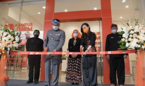 Resmikan Kampus UMKM Shopee, Ridwan Kamil Harap Bisa Cetak 100.000 Eksportir Gubernur Jabar Ridwan Kamil saat meresmikan Kampus UMKM Shopee Ekspor di Kota Bandung, Kamis (5/8/2021). Keberadaan kampus tersebut diharapkan menjadi lokomotif pelaku Usaha Mikro, Kecil, dan Menengah (UMKM) di Jabar mengekspor produknya. (ANTARA/HO-Humas Pemprov Jabar)