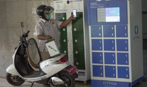 Karyawan mengganti baterai sepeda motor listrik di Stasiun Penukaran Baterai Kendaraan Listrik Umum (SPBKLU), Gedung Direktorat Ketenagalistrikan Kementerian Energi dan Sumber Daya Mineral (Kementerian ESDM), Jakarta. (ANTARA FOTO/Aditya Pradana Putra/hp.)