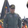 WARGA KEHORMATAN: KSAL Laksamana TNI Yudo Margono mengikuti seremoni penyematan brevet penerbang di Lanudal Juanda, Rabu (24/6). (Dipta Wahyu/Jawa Pos)