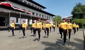 Anggota Paskibraka tingkat provinsi sedang melangsungkan latihan di halaman Gedung Sate Kota Bandung sebagai persiapan dalam rangka HUT RI ke-76. Foto : Boy Darmawan