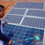 Seorang warga pemilik panel surya, Agus Nurokhim, membersihkan panel Pembangkit Listrik Tenaga Surya (PLTS) di atap rumahnya di Sragi, Kabupaten Pekalongan, Jawa Tengah, Minggu (1/9/2019). ANTARA FOTO/Harviyan Perdana Putra/foc.