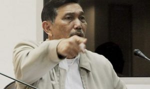 Menko Marves Luhut Binsar Pandjaitan yang melaporkan balik Fatia dan Haris dengan kasus pencemaran nama baik terhadap dirinya.