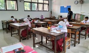 Kegiatan pembelajaran tatap muka (PTM) hari pertama di SDN 11 Grogol Jakarta Barat, Senin (30/8/2021). ANTARA/Walda/am.